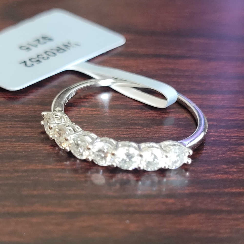 Sterling 925 Silver Seven-Stone Clear Moissanite Band